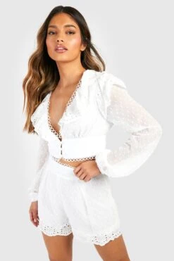 Blouse Volantée Effet Plumetis à Broderie