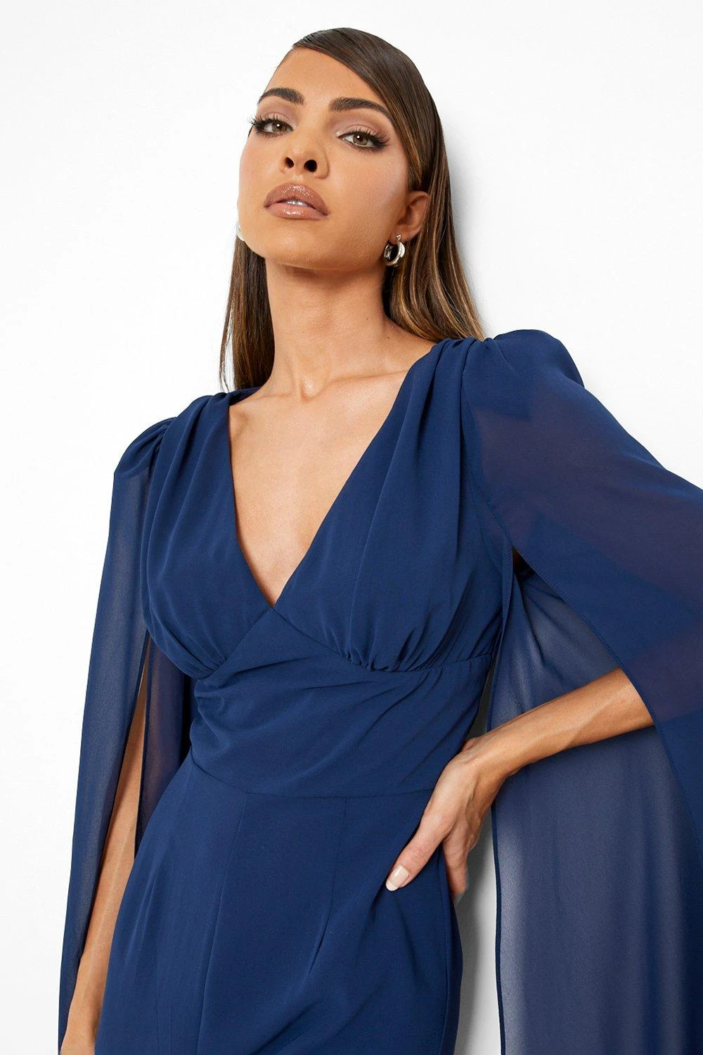 Combinaison Cape Ample à Décolleté Plongeant – Image 4