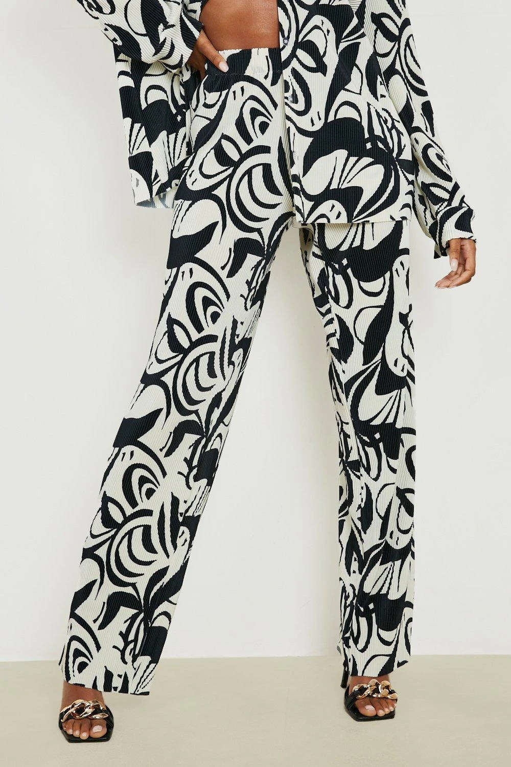 Pantalon Large Plissé à Imprimé Abstrait – Image 4