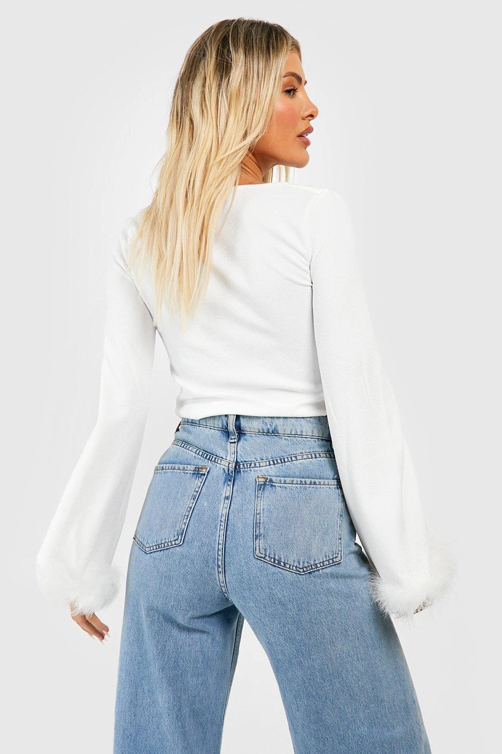 Blouse à Col Bénitier Et Bordures à Plumes – Image 2